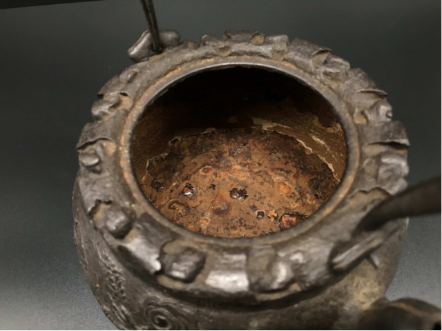 日本明治时期 龙文堂名人造 斑铜盖 岩口 云龙纹 宝珠形铁壶