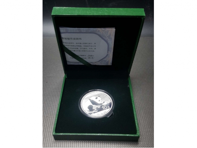 2016熊猫银币1枚（面值10元）