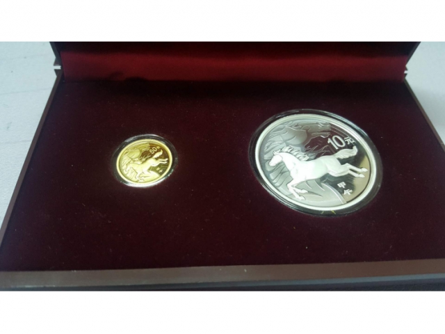 中国人民银行发行2014中国甲午（马）年纪念金银币套装