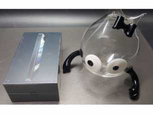 Iphone5一部  玻璃饰品一个